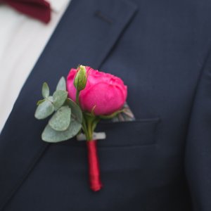 Svatební korsáž pro tatínky z růžové růže a eucalyptu