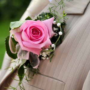 Svatební korsáž pro tatínky z růžové růže a gypsophily