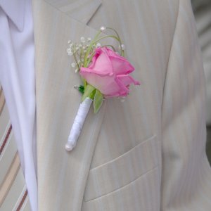 Svatební korsáž pro tatínky z růžové růže a gypsophily