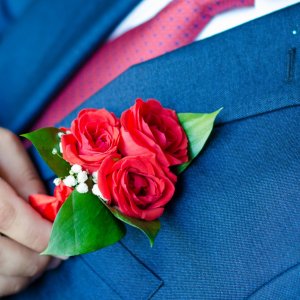 Svatební korsáž pro tatínky ze tří červených růží a gypsophily