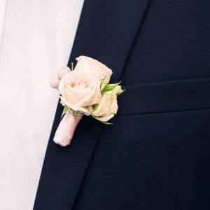 Svatební korsáž pro tatínky ze tří růžových růží