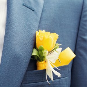 Svatební korsáž pro tatínky ze žluté růže