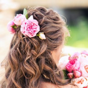Svatební květina do vlasů z růží a pivoněk
