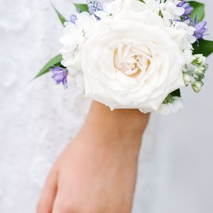 Svatební květinový náramek z bílé růže a veronic dark