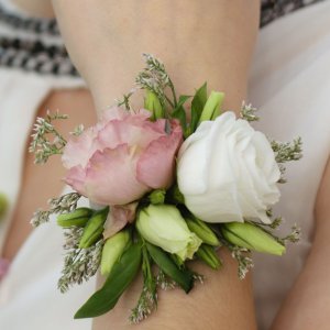 Svatební květinový náramek z bílých a růžových růží