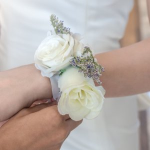 Svatební květinový náramek z bílých růží