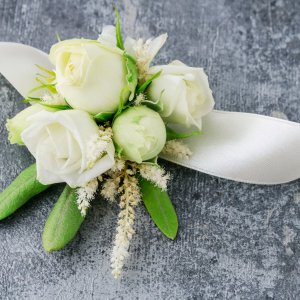 Svatební květinový náramek z bílých růží a astilbe