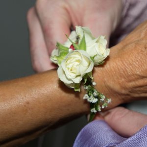 Svatební květinový náramek z bílých růží a gypsophily