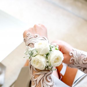 Svatební květinový náramek z bílých růží a gypsophily