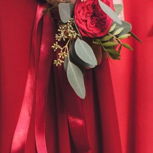 Svatební květinový náramek z červené růže a eucalyptu
