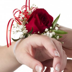 Svatební květinový náramek z červené růže a gypsophily