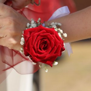 Svatební květinový náramek z červené růží a gypsophily