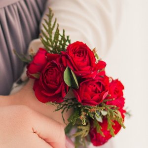 Svatební květinový náramek z červených růží