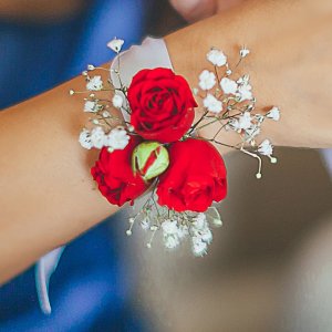 Svatební květinový náramek z červených růží a gypsophily
