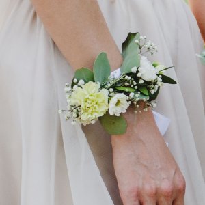 Svatební květinový náramek z chryzantém a gypsophily