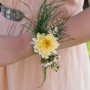 Svatební květinový náramek z chryzantemy