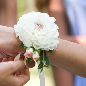 Svatební květinový náramek z růží, chryzantémy a eucalyptu