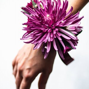 Svatební květinový náramek z fialové chryzantemy