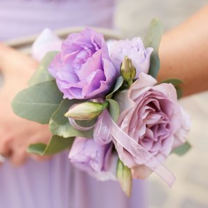 Svatební květinový náramek z fialových růží