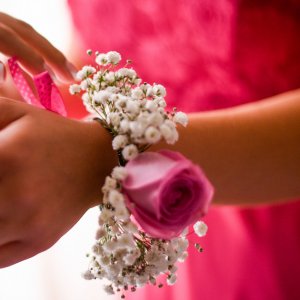 Svatební květinový náramek z gypsophily a růže