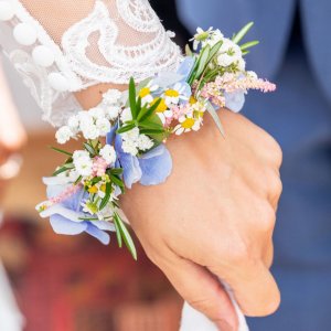 Svatební květinový náramek z hortenzie, astilbe a gypsophily