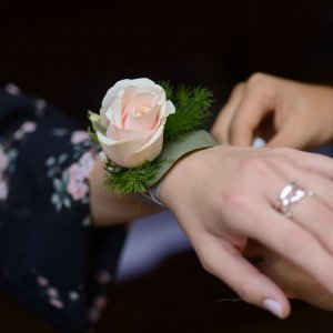 Svatební květinový náramek z jedné růže