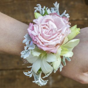 Svatební květinový náramek z růže, dendrobium a senecio matitima