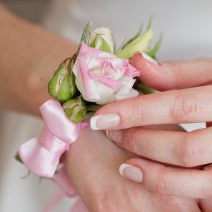 Svatební květinový náramek z růží
