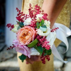Svatební květinový náramek z růží a astilbe