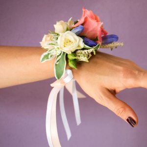 Svatební květinový náramek z růží a astilbe