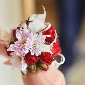 Svatební květinový náramek z růží a chryzantém