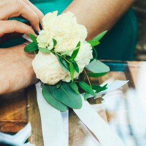 Svatební květinový náramek z růží a eucalyptu