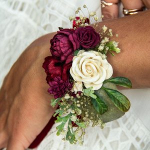 Svatební květinový náramek z růží a gypsophily