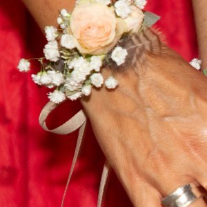 Svatební květinový náramek z růží a gypsophily