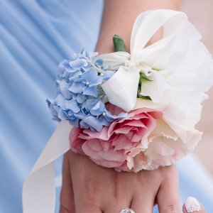 Svatební květinový náramek z růží a hortenzie