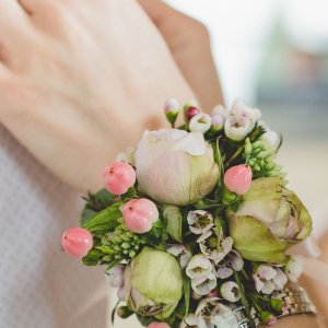 Svatební květinový náramek z růží a hypericum