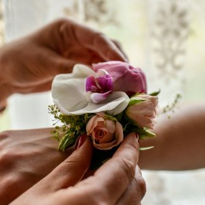 Svatební květinový náramek z růží a orchideje