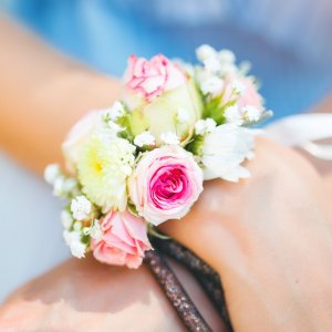 Svatební květinový náramek z růží, chryzantém a gypsophily