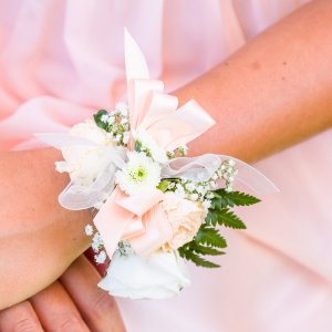 Svatební květinový náramek z růží, chryzantémy, arachniodesu a gypsophily