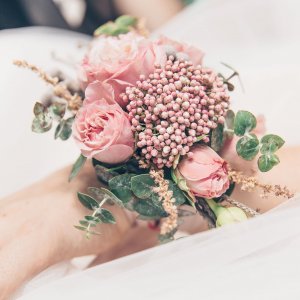 Svatební květinový náramek z růží, eucalyptu a astilbe