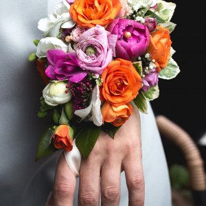 Svatební květinový náramek z růží, frézie a gypsophily
