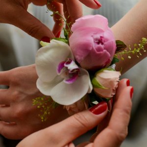 Svatební květinový náramek z růží, orchideje a pivoňky