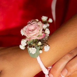 Svatební květinový náramek z růžové růže a gypsophily