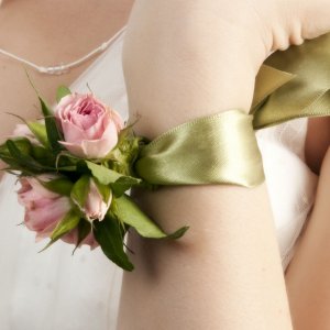 Svatební květinový náramek z růžových růží 