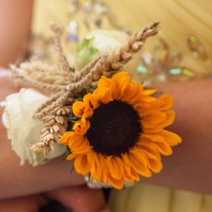 Svatební květinový náramek ze slunečnice a růží