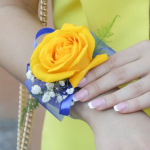 Svatební květinový náramek ze žluté růže a gypsophily