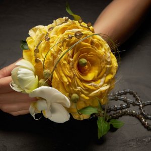 Svatební květinový náramek ze žluté růže a orchidejí
