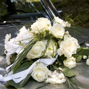 Svatební květiny na auto z bílých růží