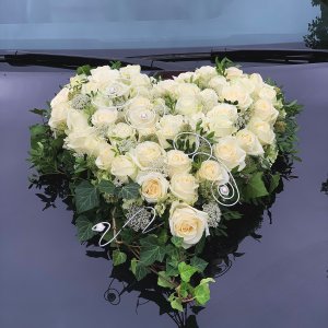 Svatební květiny na auto z bílých růží 