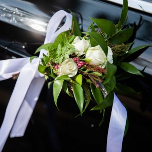 Svatební květiny na auto z bílých růží a ruskusu